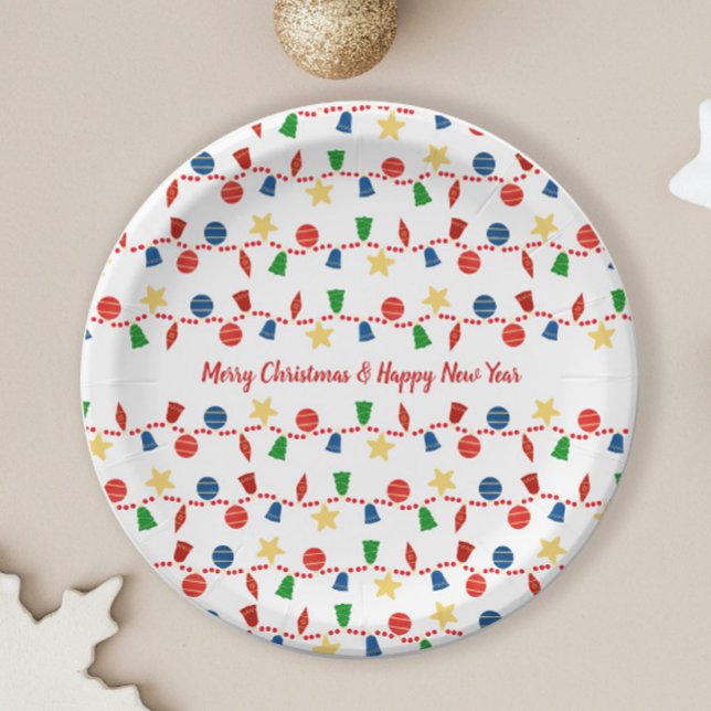 Prato De Papel Enfeites de natal retrorreflectores com terra verm (Cute retro Christmas plate with vintage Christmas ornaments and red beaded garland)