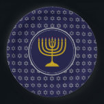 Prato De Papel Estrela HANUKKAH de David Menorah Blue Silver<br><div class="desc">Celebre sua fé alto e orgulhosa durante a temporada HANUKKAH com esta placa de cinza azul e prata na moda. O design mostra uma menorah dourada no centro, colocada contra uma estrela cinza prateada do padrão de David com fundo azul da meia-noite. Esta placa é adequada para qualquer evento temático...</div>