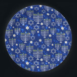 Prato De Papel Estrela Moderna de Hanukkah de David Menorah<br><div class="desc">Este design de feriados de Chanucá apresenta um fundo azul cintilante com menorah e estrela de David Overlay. #hanukkah #chanukah #feriados #sazonal #festivo #moderno #azul #menorah #starofdavid #na moda #elegante #padrão #personalizado #velas #partidarismo #pradeiras #pratos #pratos #pranchetas #tabledecor #cozinha #na moda #elegante #moda #moda #moda #trendência #modesto #modesto</div>