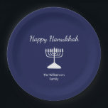 Prato De Papel Feliz Hanukkah Simple Menorah Blue<br><div class="desc">Feliz prato do Feriado Azul de Hanukkah,  com uma simples design de menorah branca e tipografia de script. Com a inscrição personalizável branca,  você pode adicionar suas próprias informações. Uma forma festiva de celebrar com amigos e entes queridos.</div>