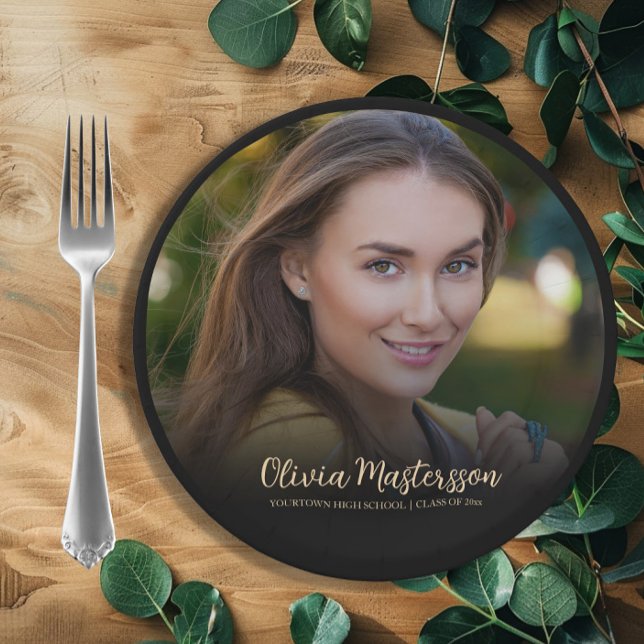 Prato De Papel Festa de formatura de Fotos Dourada Preta (Black and gold graduation photo paper plate personalized with name, school name, and graduation year)