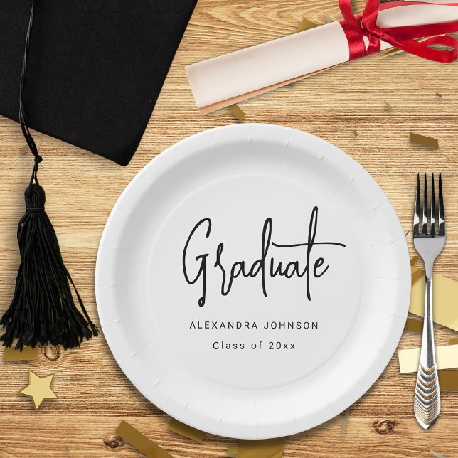 Prato De Papel Festa de formatura de Script Moderno Personalizada (Trendy modern black script graduation party custom white paper plate with graduate name and class of)