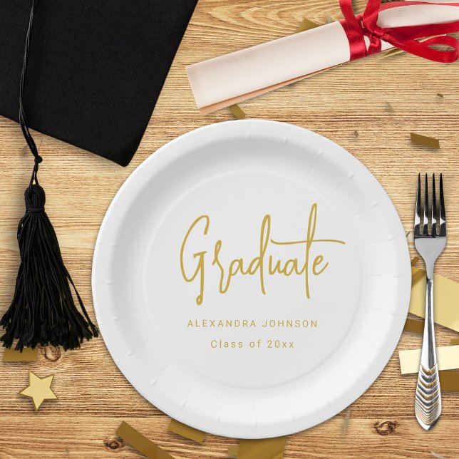 Prato De Papel Festa de Formatura Personalizada Rótulo Dourado Mo (Trendy modern gold script graduation party custom white paper plate With graduate name ands class of)