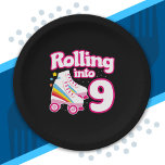 Prato De Papel Festa de Skate para crianças - 9.º aniversário - P<br><div class="desc">Este design de skate é perfeito para uma festa de patins ou tema de aniversário para uma criança de 9 anos. Se a aniversariante ou o aniversariante adora rodar o skate, eles vão adorar este design de skate! Apresenta a citação de aniversário do estilo "Rolling in 9" com um gráfico...</div>