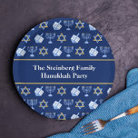 Prato De Papel Festa Personalizada de Padrão de Chanucá Gira Drei<br><div class="desc">Lindo prato de papel personalizável do Chanucá em azul bonito com um padrão legal de estrela judaica,  sonho para diversão jogos Chanukah,  e a menorah judia para um janto de férias ou reunião com sua sinagoga.</div>