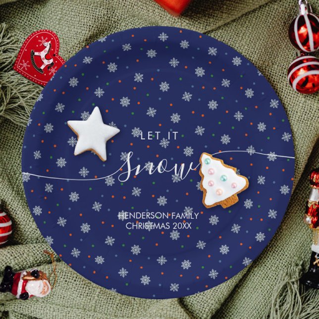 Prato De Papel Flocos de neve de inverno elegantes (Let it snow custom blue Christmas plate with snowflakes and personalized text.)