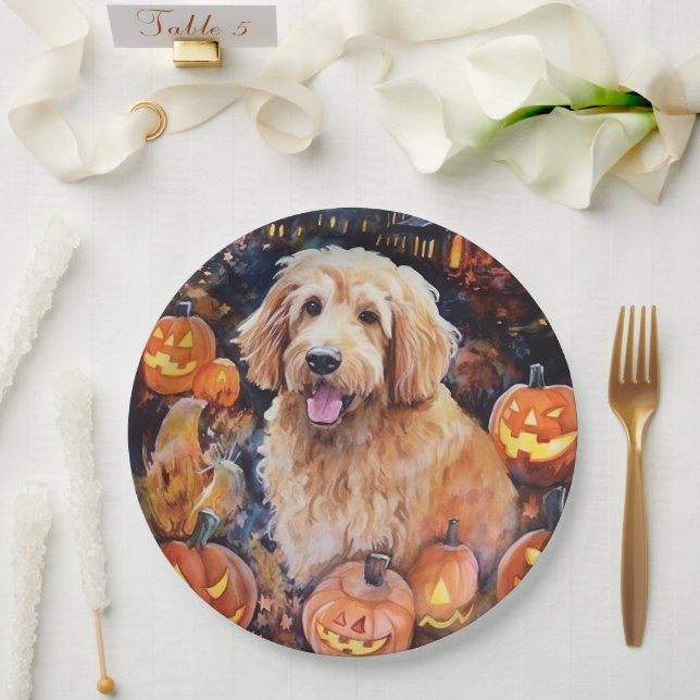 Prato De Papel Goldendoodle do Halloween Com Pumpkins Assustado (Casamento)