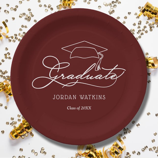 Prato De Papel Graduação de Maroon Escuro do Boné Formando (White script grad cap on dark maroon personalized graduation paper plates, napkins in our store)