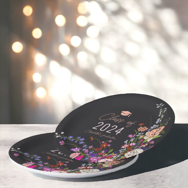 Prato De Papel Graduação moderna em classe de guiamento de flores (Modern chic wild flowers script class graduation paper plates on dark)