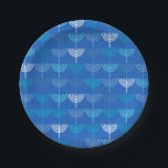 Prato De Papel Hanukkah Chanukah Chanukkiah Menorah Padrão Azul<br><div class="desc">Hanukkah Chanukah Chanukkiah Menorah Padrão. Design moderno e astuto em uma variedade de tons bonito e brancos. Perfeito para as férias judaicas e para celebrar o festival das luzes. Por Kierkegaard Design Studio.</div>