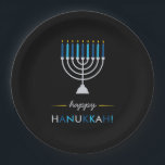 Prato De Papel Hanukkah feliz moderno Menorah de prata no preto<br><div class="desc">Estas placas de papel modernas, elegantes de Hanukkah caracterizam um Menorah de prata com velas do azul e da turquesa e chamas do ouro amarelo, em um fundo preto.</div>