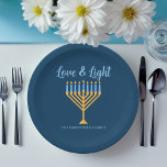 Prato De Papel Hanukkah Love & Light Custom Menorah Party Blue<br><div class="desc">Uma bela placa de papel personalizada de Amor e Chanucá Claro para um janto da família judia ou uma festa Chanukah com sinagoga. Personalize esta decoração bonito com o seu próprio sobrenome ou informações de grupo em azul sob a menorah do ouro bonito.</div>