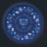 Prato De Papel Hanukkiah Happy Hanukkah Holiday Menorah<br><div class="desc">Símbolo Hanukkiah. Feliz Festa de Hanukkah Feriado Judeu Menorah Azul. Decoração de Feriado Judeu Chanukkah com o símbolo decorativo tradicional de Chanuka - Marinho Blue color hanukkiah menorah, candelabro com velas, estrela de David e ilustração azul neon brilhante. Festa de Chanucá das Luzes Decoração do Evento. Jerusalém, Israel. Artesanatos e...</div>