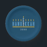 Prato De Papel Happy Hanukkah | Personalização de Menorah<br><div class="desc">Celebre Chanucá com a família e amigos com este design moderno personalizável. O trabalho de arte apresenta as palavras "Feliz Chanucá" desenhadas para se assemelhar a uma menorah com velas brilhando intensamente - cada letra representa uma das velas e a palavra "Feliz" se torna a vela central. Personalize-o adicionando o...</div>