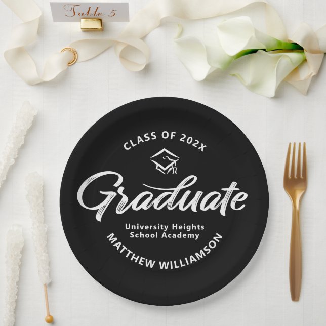 Prato De Papel Ícone de Boné de Graduação Preto com Letra Branca  (Casamento)