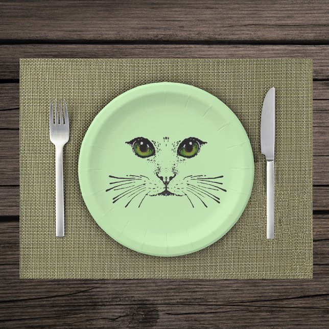 Prato De Papel Ilustração preta de Olhos Verdes de Gato (Illustration in black of cat face with intense green eyes and whiskers on light green paper plate.)