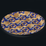 Prato De Papel Jewish-Candlesticks-and-Stars Dourado 3<br><div class="desc">Da minha nova Coleção Judaica que está chegando às lojas agora... Candlesticks-and-Stars Dourados 3- PAPEL Uma grande estrela martelada (textura digital) - Triple layered Star de David criou em azul escuro e prata com um par de cascavéis e portadores. As velas parecem acesas. Um com as estrelas e velas altas...</div>