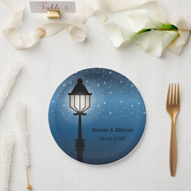 Prato De Papel Lâmpada Antiquada Da Rua Negra À Noite E Casamento (Casamento)