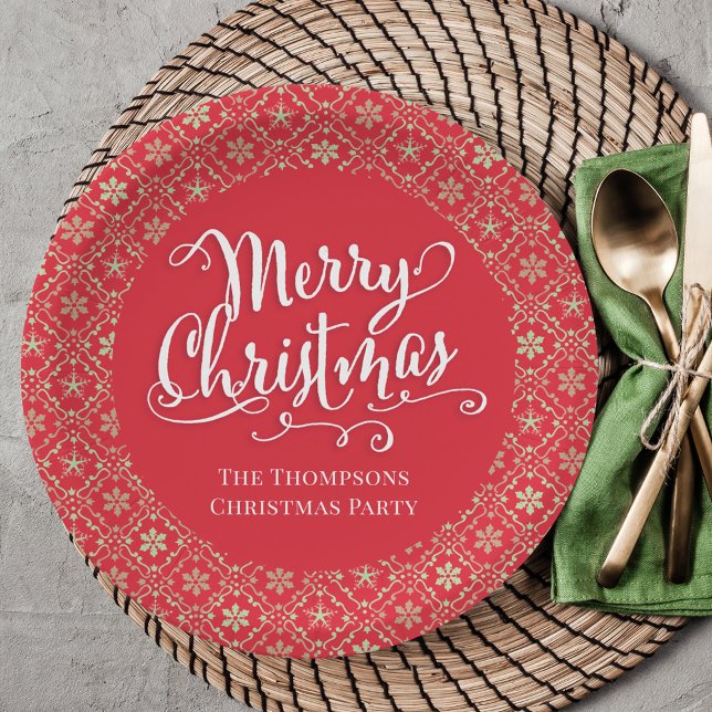 Prato De Papel Letra de Caligrafia Feliz Natal Floco de Neve Verm (Whimsical Merry Christmas white calligraphy script red paper plate. )