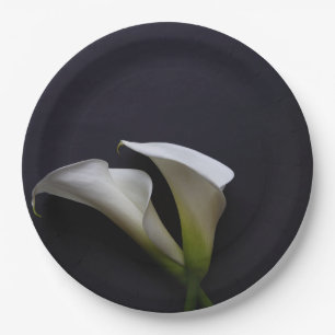 Prato De Papel Lírios Calla sobre fundo escuro