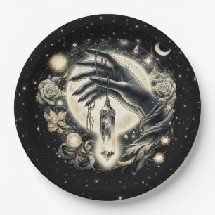 Prato De Papel Mão segurando um cristal sob a luz da lua