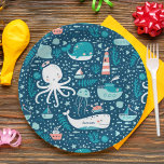 Prato De Papel Marinho, azul e branco, de padrão do oceano náutic<br><div class="desc">Adicione um toque náutico personalizado à festa de aniversário do seu filho com este adorável conjunto de placas de papel no oceano. Cada placa tem um padrão de baleia, polvo, veleiro, barco a vapor, água-viva, submarino e farol sobre fundo azul-marinho. O prato pode ser personalizado com o primeiro nome do...</div>
