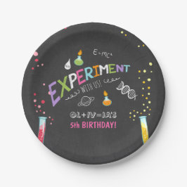 Prato De Papel Menina do laboratório da experiência das placas de