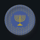 Prato De Papel MENORAH Personalizável do Hanukkah Azul do médio<br><div class="desc">Chapas de papel azul Elegante do MENORAH médio, mostrando com a menorah dourada falsa em um padrão ladrilhado. No centro, há uma imagem de uma grande menorah que é PERSONALIZÁVEL, para que você possa carregar sua própria imagem. Por baixo, o texto diz CHAG SAMEACH. Isso também é personalizável para que...</div>