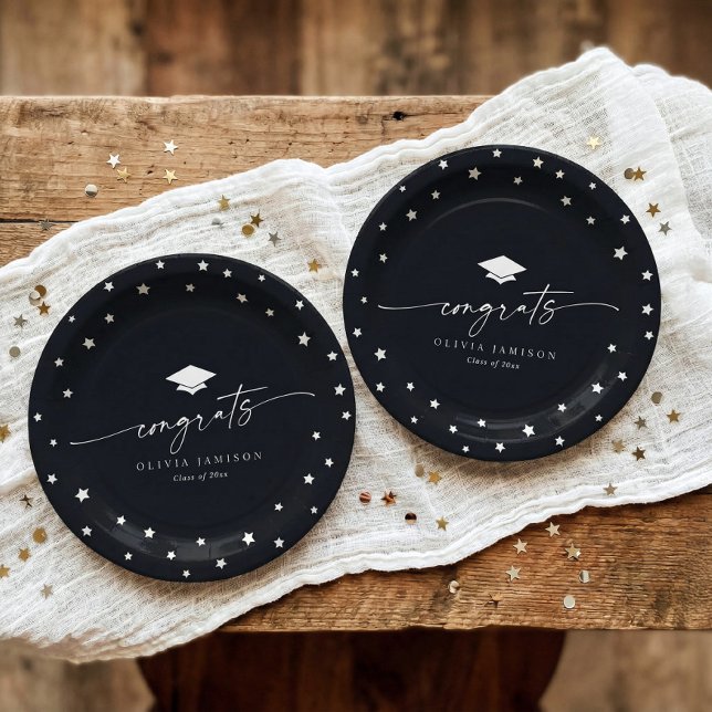 Prato De Papel Modern Black and White Class of 2026 Graduation (Black and white graduation plates with script congrats, stars and graduation cap)