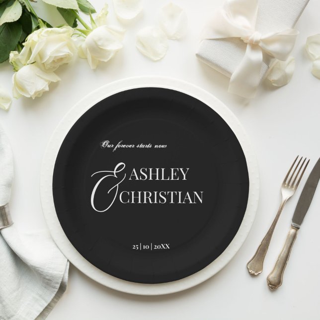 Prato De Papel Monograma simples, preto e branco, elegante, impre (Black and white elegant simple monogram printed paper plates personalized wedding tableware decor)