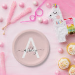 Prato De Papel Nome do Monograma da Rapariga do Script Moderno Co<br><div class="desc">Eleve seu evento com essas sofisticadas placas de papel na moda, com um design de monograma branco e chique. A combinação de uma inicial branca com a escrita personalizada do seu nome cria uma estética moderna, mas eterno, que equilibra perfeitamente a elegância com o talento. Ideal para celebrações que exigem...</div>