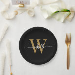 Prato De Papel Nome do Script de Monograma Personalizado Ouro Pre<br><div class="desc">Pratos de papel personalizados elegantes, modernos e femininos com monograma preto e dourado, iniciais e nome personalizado em letra cursiva. Este design apresenta seu primeiro nome em uma linda tipografia de letra manuscrita com cauda swash (ou caligrafia) com monograma inicial em dourado e branco sobre preto. São fáceis de personalizar....</div>