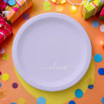 Prato De Papel Nome Moderno do Monograma de Script Girly Roxo da<br><div class="desc">Monograma Roxo lavanda Adicione As Placas De Grupo De Script Do Seu Próprio Nome. Isto faz o doce e perfeito aniversário de 16 anos,  casamento,  chá de panela,  aniversário,  chá de fraldas ou festa de solteira presente para alguém que ama luxo de luxo e estilos quíticos.</div>