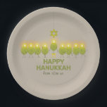Prato De Papel Olive Hanukkah Menorah<br><div class="desc">Um grupo de azeitonas divertidas se reúnem para uma sessão de fotos e formam uma menorah para enviar uma saudação feliz ao Chanucá.</div>