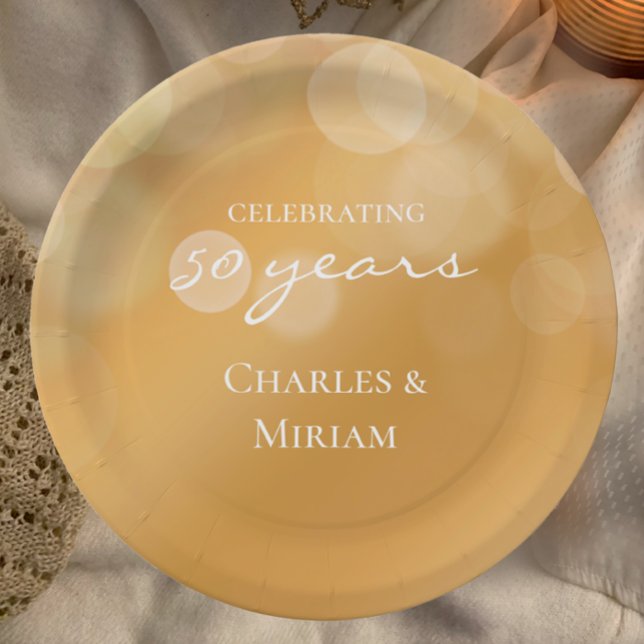 Prato De Papel Partido de 50 anos do Ouro Elegante Personalizado (Personalize with couples names these golden 50th wedding anniversary party paper plates.
)