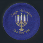Prato De Papel Partido elegante Dourado de Hanukkah Menorah<br><div class="desc">Ajuste uma mesa elegante do partido de Hanukkah com estes as placas de papel do design de Menorah do azul e do ouro. A limpeza fácil e um design original fazem a estas placas do feriado uma adição bem-vinda ao bufete da mesa ou do almoço de comensal. Oferecido exclusivamente em...</div>