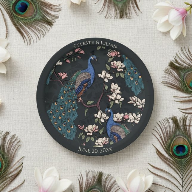 Prato De Papel Pavão Colorido Preto (Elegant Black Floral Peacock Wedding Plates. Colorful Blue Teal Peacock & Magnolia Flower Pattern)