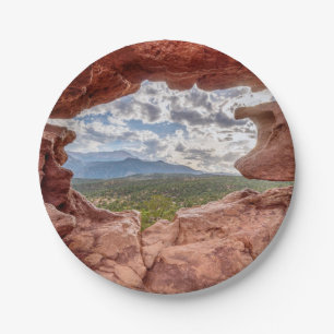 Prato De Papel Pikes Atingem Um Buraco De Rocha