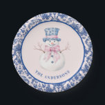 Prato De Papel Pink & Blue Christmas Snowman W/ Damask Border<br><div class="desc">Este design de Natal tem um design pré-filhote do milênio apresentando um boneco de neve em um pote Chinoiserie azul e branco sobre um fundo cor-de-rosa pincelado com uma borda azul marinho damask ao redor da borda.</div>