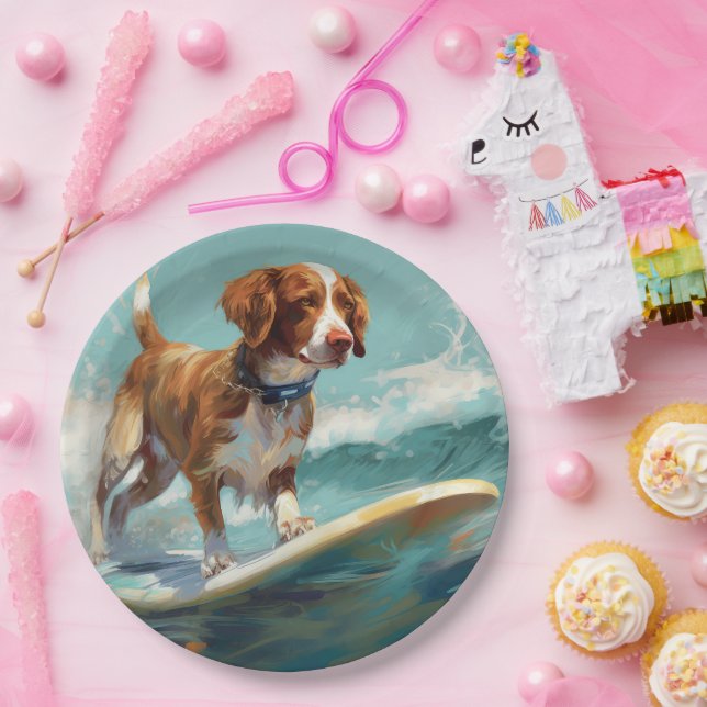 Prato De Papel Pintura de Surf na Praia com Brittany Spaniel (Festa)