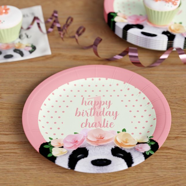 Prato De Papel Placas De Papel De Pêssego, Barramento E Panda (A cute panda bear with flowers in her hair. Add a name and age to these cute birthday paper plates)