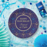 Prato De Papel Primeira Vela do Festival das Luzes de Hanukkah<br><div class="desc">Primeira Vela de Hanukkah. Feliz Festival de Chanucá de Luzes Belo convite de festas Cartão de Férias Judaico. Lindo fundo de Chanukkah Feriado Judaico com símbolos decorativos tradicionais de Chanukah - sonhos de madeira (topo giratório), rosquinhas, hanukkiah menorah, velas, estrela de David e luzes brilhantes padrão azul de marinho dourado...</div>