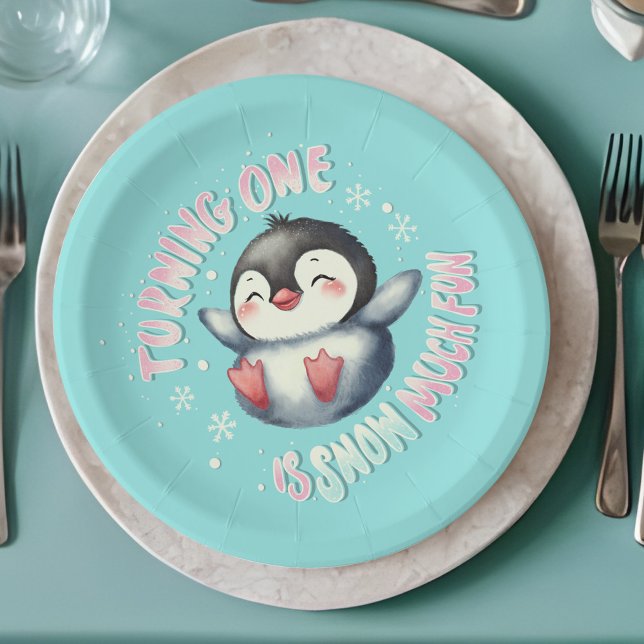 Prato De Papel Primeiro aniversario Pinguim de inverno Wonderland (1st birthday paper plates, cute baby Penguin has "Snow Much Fun" in a charming icy aqua wonderland)