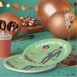 Prato De Papel Pulando a Vassoura