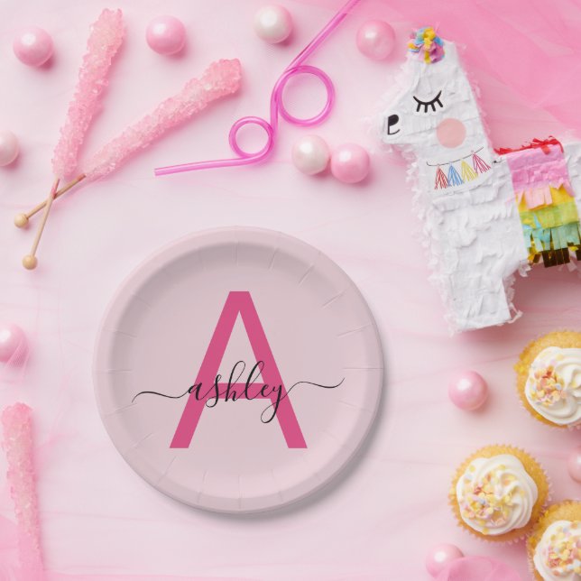 Prato De Papel Rosa Vibrante Moderno Nome Monograma Menina Script (Festa)