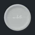 Prato De Papel Rótulo Monograma Minimalista Elegante Verde Sage<br><div class="desc">Pratos de papel personalizados com monograma moderno minimalista feminino elegante em verde sage. Apresentando o primeiro nome em uma linda caligrafia com fonte de cauda swash (ou tipografia) em fundo verde sage ou verde poeirento. São fáceis de personalizar. Ótimos para aquecimento de casa, também para aniversário, casamento, festa de aniversário...</div>