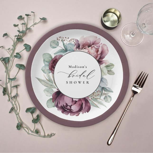 Prato De Papel Rustic Burgundy e Plum Floral Chá de panela (Pretty paper plates for your bridal shower to personalize with the bride's name.)