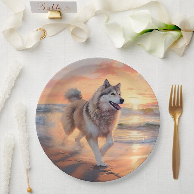 Prato De Papel Sandy Paws Alaskan Malamute Dog em Beach Sunset (Casamento)