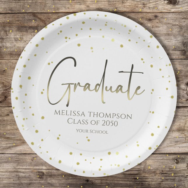 Prato De Papel Script de Caligrafia Moderna Confetti Dourado (Gold confetti graduation plates with modern calligraphy for Class of celebrations.)