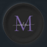 Prato De Papel Script Elegante Moderno do Monograma Violeta Roxo<br><div class="desc">Simples Moderna Tendência Negra Roxo Monograma Violeta Roxo Monograma Moderno Nome de Script Feminina Placa de Papel</div>